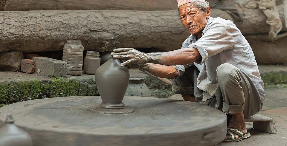 Newari_Ceramic_Artisan_In_One_Of_The_Back_Alleys_Of_Bhaktaput_Nepal_2014_(104600779)